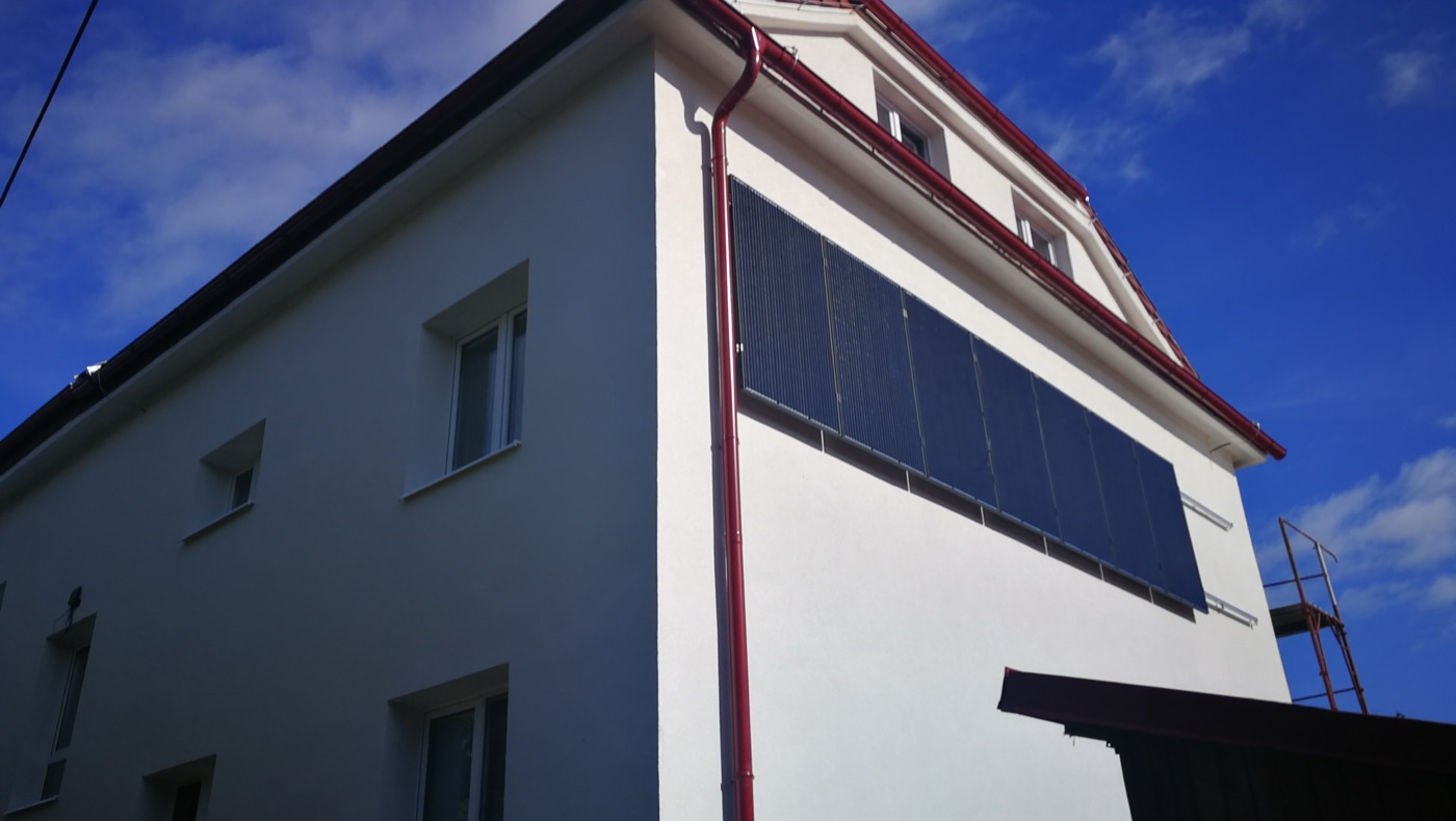 Realizácia SOLARDOM — Liptovský Mikuláš · FV na fasáde bytového domu