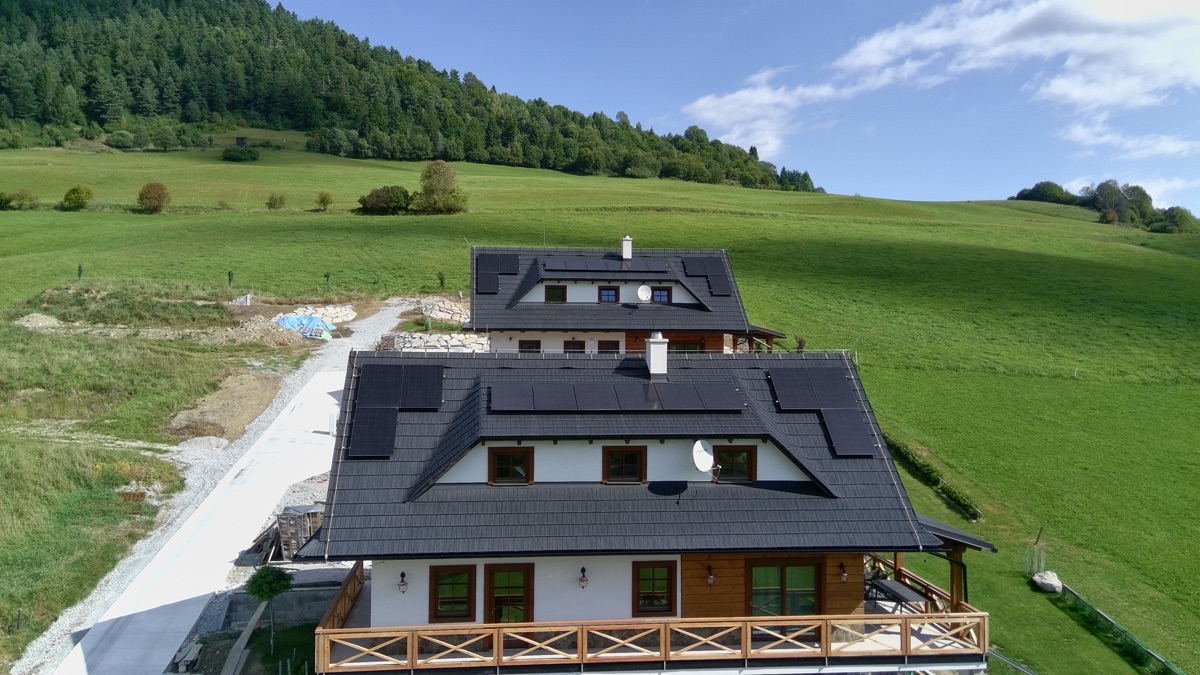 Rodinné domy s celočiernym fotovoltickým systémom od SOLARDOM, Zázrivá